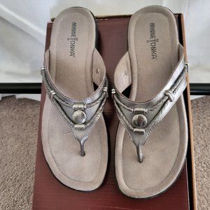 Minnetonka Sandals. Gray. Leather. Size 9